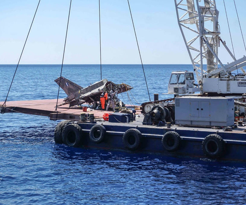 Εντυπωσιακά πλάνα από την ανέλκυση ενός F-16 από τον βυθό της Κρήτης (vid+pics)