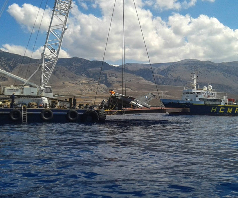 Εντυπωσιακά πλάνα από την ανέλκυση ενός F-16 από τον βυθό της Κρήτης (vid+pics)