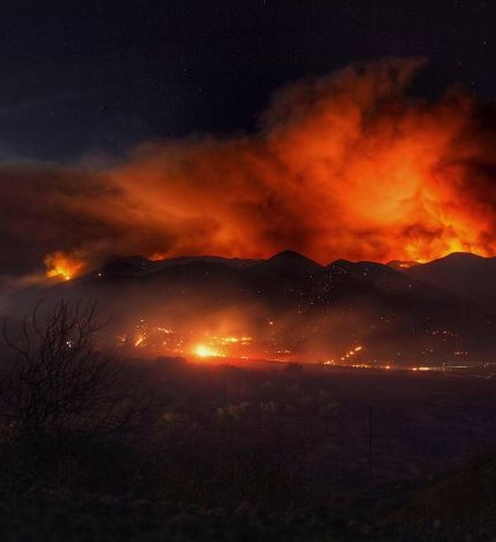 ΗΠΑ: Ανεξέλεγκτη μαίνεται πυρκαγιά βορειοδυτικά του Λος Άντζελες (pics)