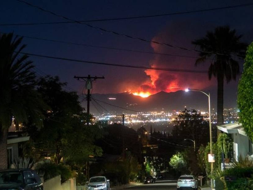 ΗΠΑ: Ανεξέλεγκτη μαίνεται πυρκαγιά βορειοδυτικά του Λος Άντζελες (pics)