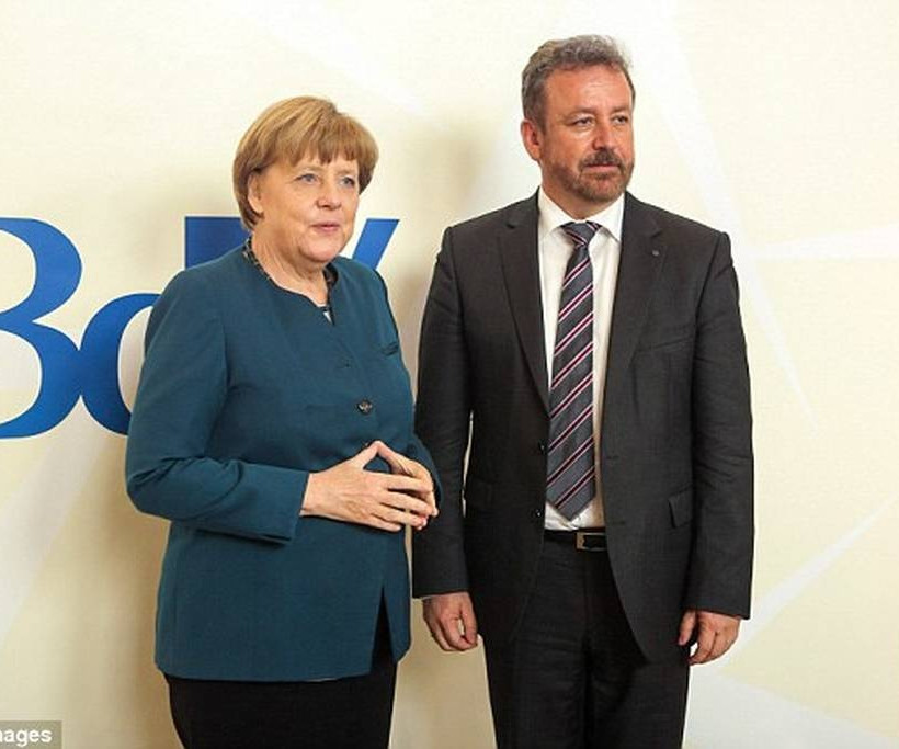 Απίστευτη θεωρία συνωμοσίας: Μέρκελ και Μέι ανήκουν στους... Ιλουμινάτι; (video+photos)