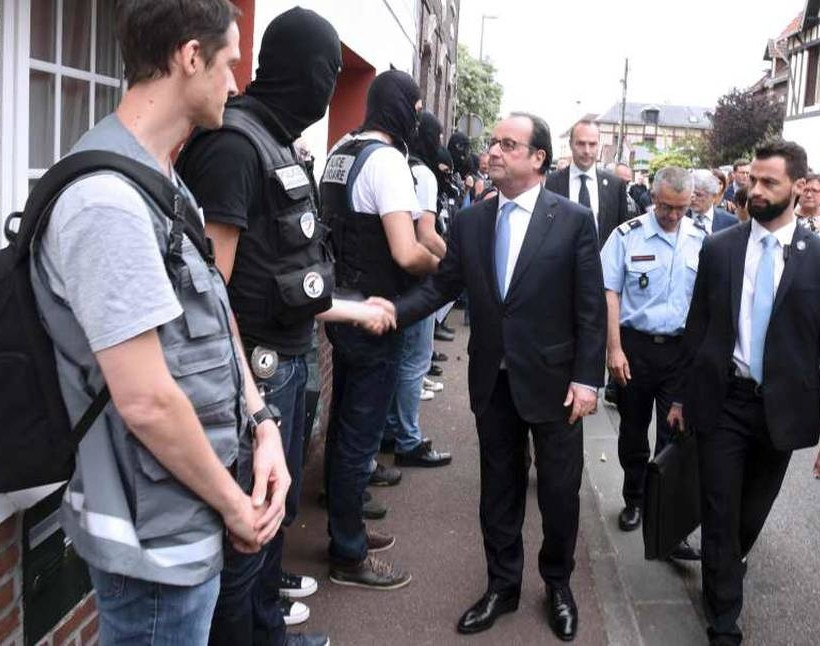 Επίθεση Γαλλία: Αναγνωρίστηκε και ο δεύτερος δράστης του σφαγής του ιερέα