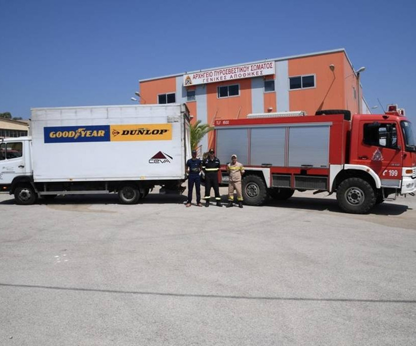 Στιγμιότυπο από την παράδοση των ελαστικών