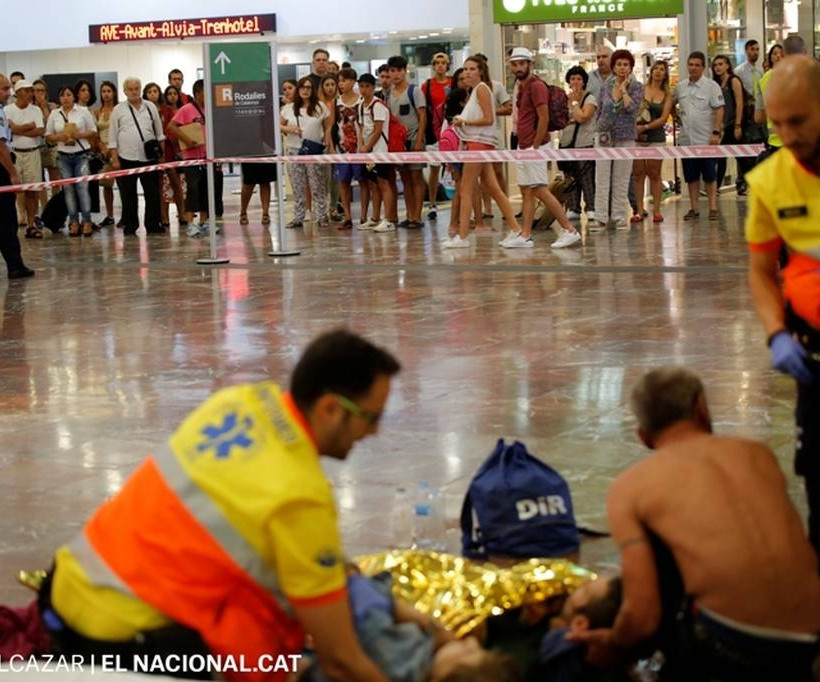 Πανικός στην Βαρκελώνη: Άνδρας επιτέθηκε με μαχαίρι στον Ηλεκτρικό (pics)