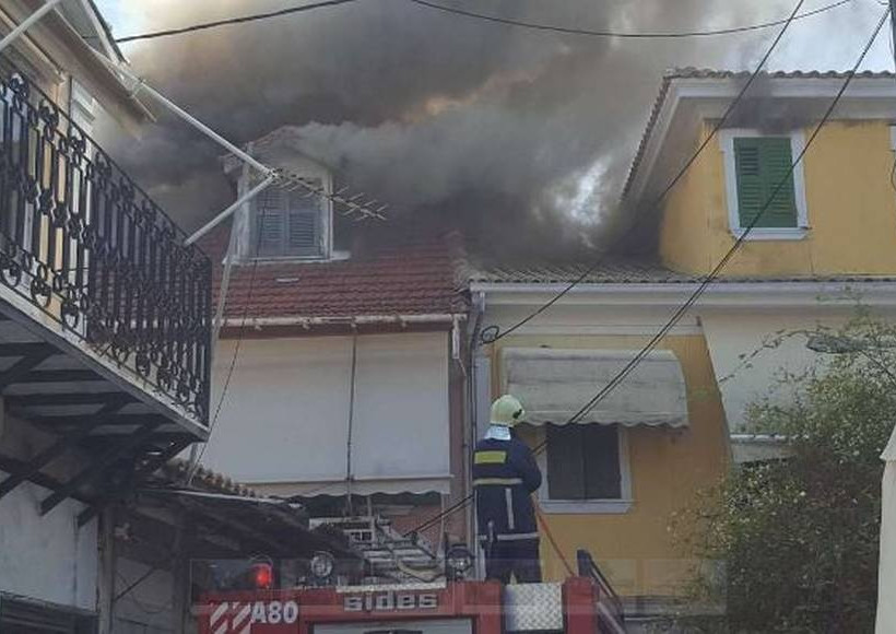 Φωτιά στην παλιά πόλη της Λευκάδας - Καίγονται σπίτια (photos & video)