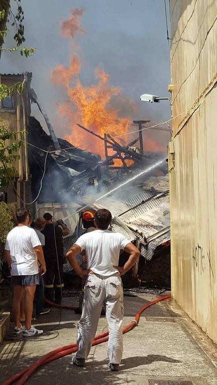 Φωτιά στην παλιά πόλη της Λευκάδας - Καίγονται σπίτια (photos & video)