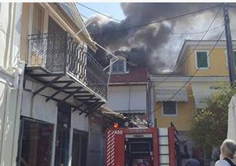 Φωτιά στην παλιά πόλη της Λευκάδας - Καίγονται σπίτια (photos & video)