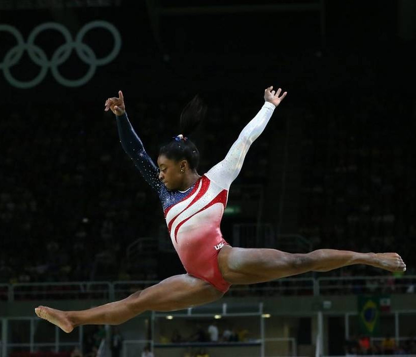 Ιδού οι αποδείξεις ότι η χρυσή Ολυμπιονίκης Σιμόν Μπάιλς μπορεί να... πετάξει (photos)