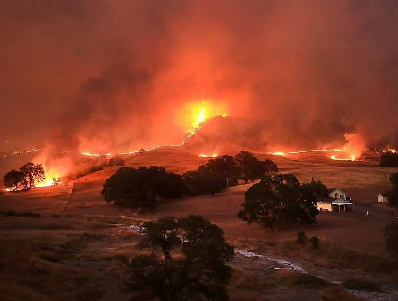 ΗΠΑ: Σε πύρινο κλοιό η Καλιφόρνια - Έκλεισε ο πύργος του θρυλικού Χιρστ (pics)