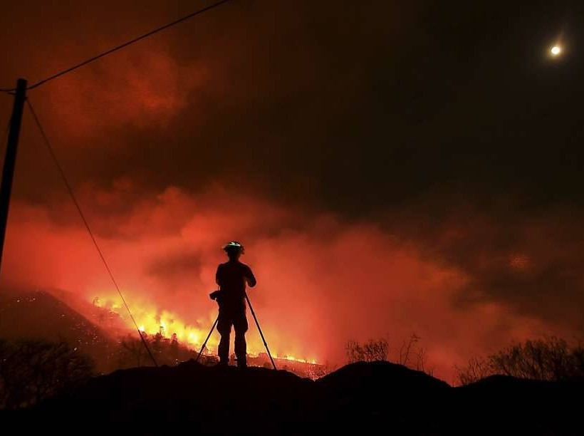 ΗΠΑ: Σε πύρινο κλοιό η Καλιφόρνια - Έκλεισε ο πύργος του θρυλικού Χιρστ (pics)