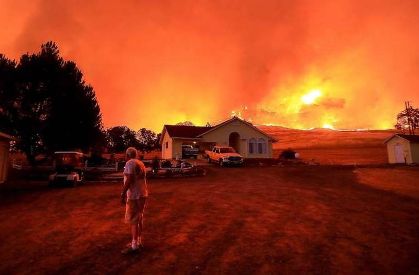 ΗΠΑ: Σε πύρινο κλοιό η Καλιφόρνια - Έκλεισε ο πύργος του θρυλικού Χιρστ (pics)