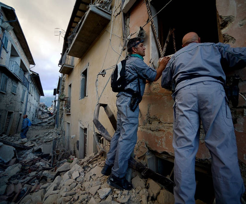 Σεισμός στην Ιταλία: Εικόνες αποκάλυψης άφησε πίσω του ο εγκέλαδος (photo-video)