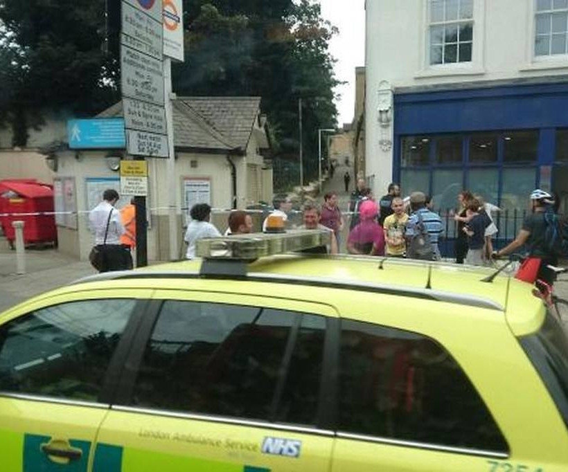 Συναγερμός στο Λονδίνο: Επίθεση με μαχαίρι εναντίον άνδρα στον ηλεκτρικό