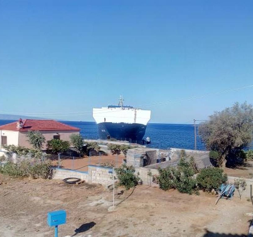 Λακωνία: Καράβι βγήκε στη στεριά! (pics)