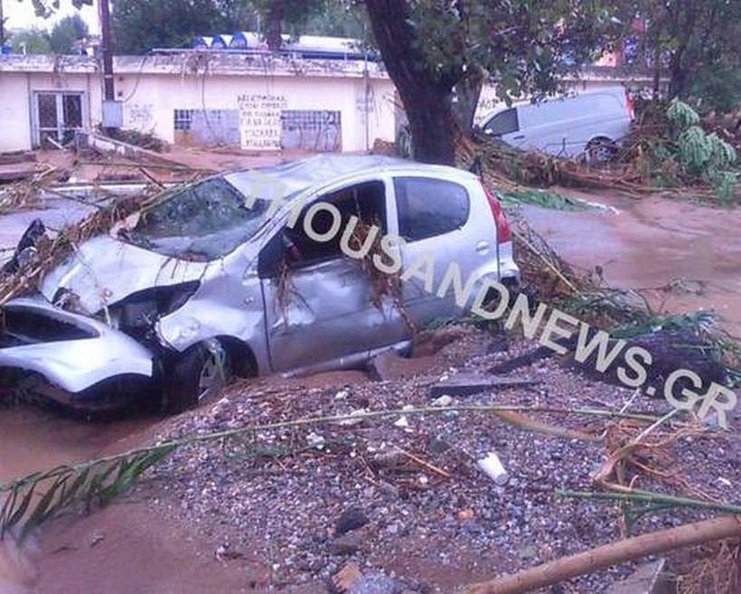 EKTAKTO - Κακοκαιρία: Αγνοείται γυναίκα οδηγός στη Θεσσαλονίκη – «Πνίγηκε» η πόλη από τη θεομηνία (p