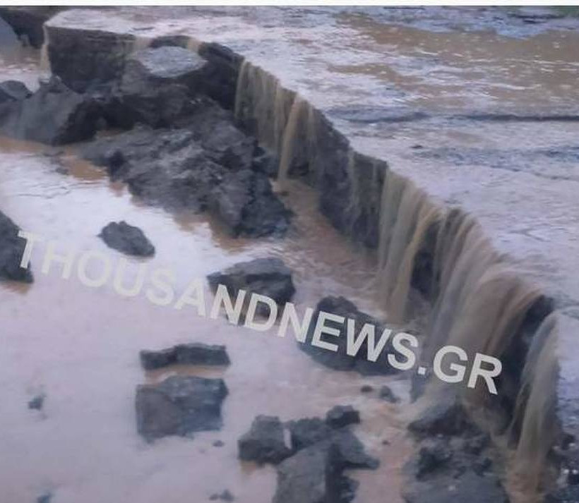 EKTAKTO - Κακοκαιρία: Αγνοείται γυναίκα οδηγός στη Θεσσαλονίκη – «Πνίγηκε» η πόλη από τη θεομηνία (p