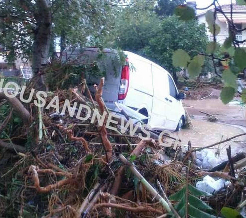 EKTAKTO - Κακοκαιρία: Αγνοείται γυναίκα οδηγός στη Θεσσαλονίκη – «Πνίγηκε» η πόλη από τη θεομηνία (p