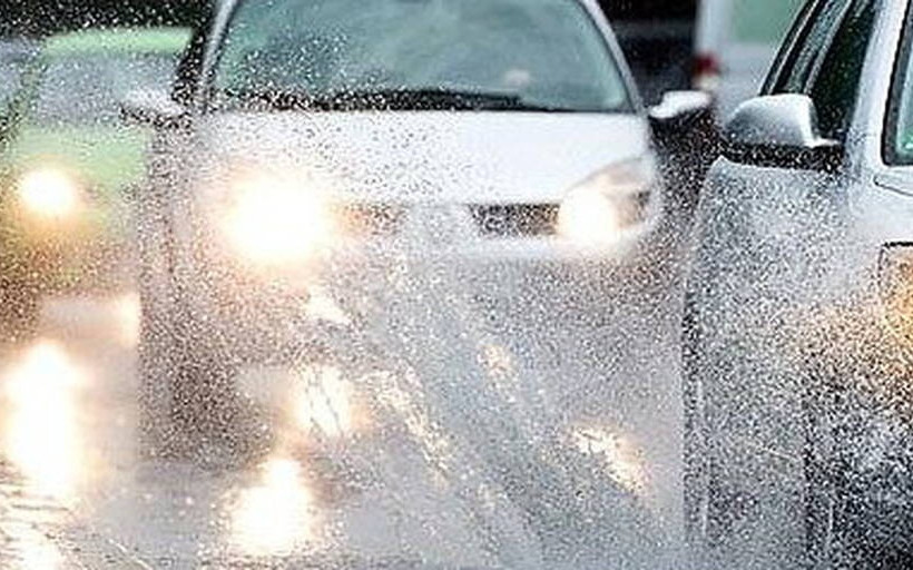 Πώς πρέπει να οδηγώ όταν βρέχει…