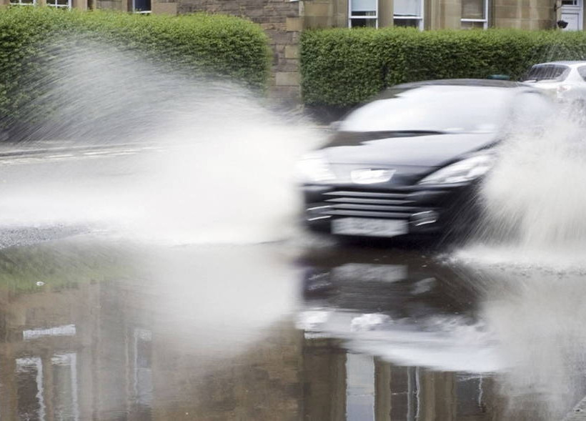 Πώς πρέπει να οδηγώ όταν βρέχει…