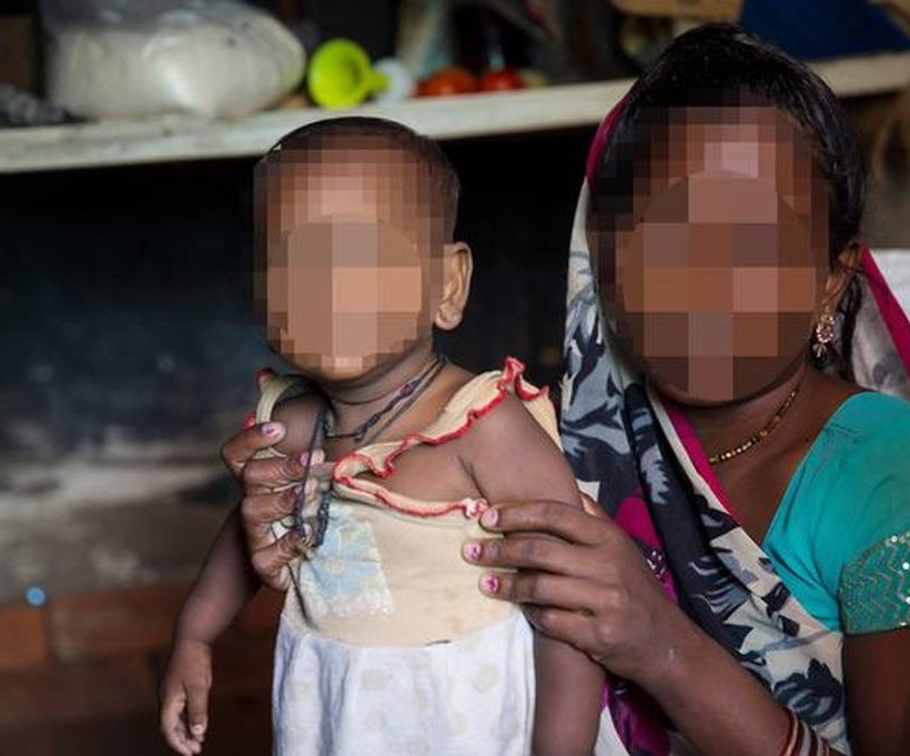 Η απόλυτη φρίκη: Κτήνος άρπαξε βρέφος από την αγκαλιά της μητέρας του και το βίαζε επί ώρες! (pics)