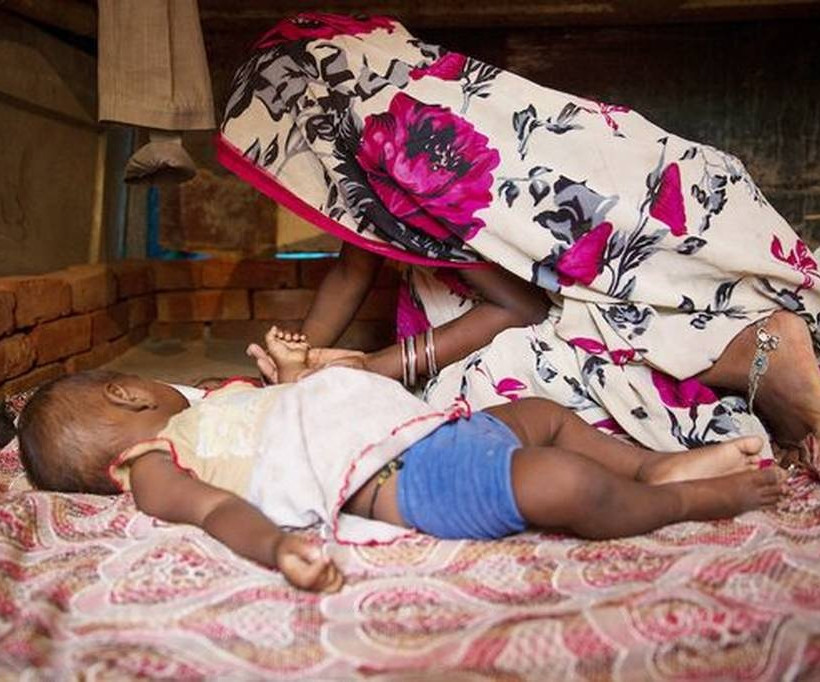 Η απόλυτη φρίκη: Κτήνος άρπαξε βρέφος από την αγκαλιά της μητέρας του και το βίαζε επί ώρες! (pics)