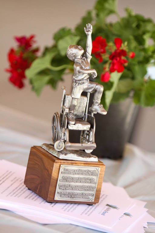 Συγκινεί ο πατέρας με αυτό που κατασκεύασε στο τάφο του γιου του (vid) 