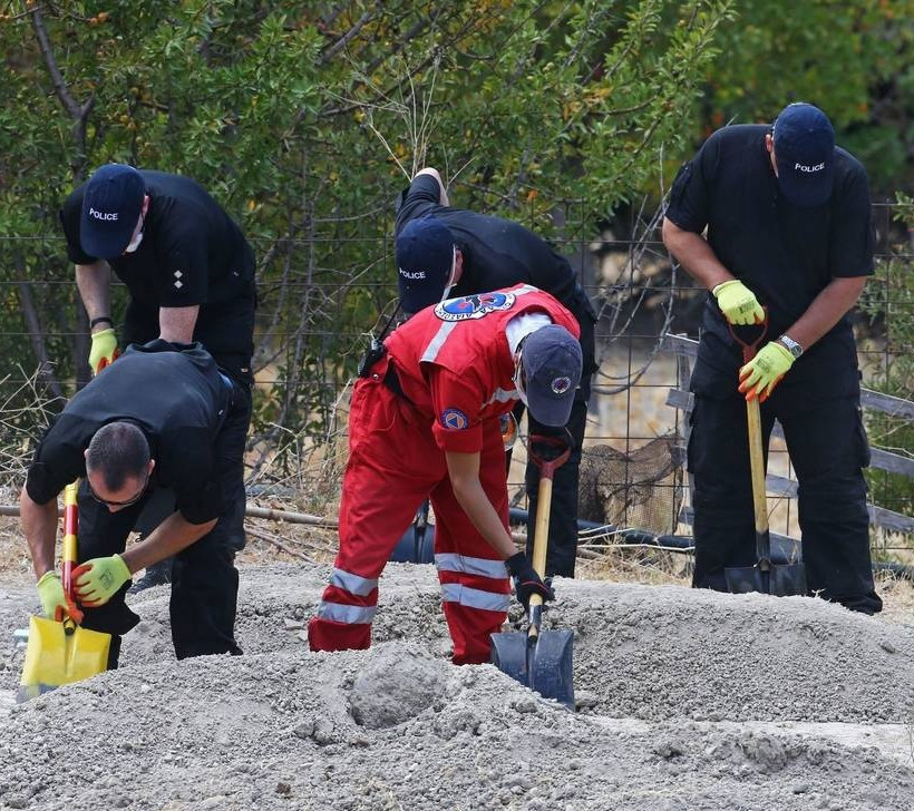 Ραγδαίες εξελίξεις στην υπόθεση Μπεν: Εκατοντάδες οστά ανακαλύφθηκαν στην Κω - Δείτε φωτογραφίες