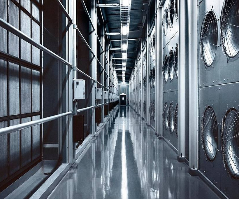 Δείτε το απίστευτο εσωτερικό ενός από τα μεγαλύτερα κέντρα δεδομένων του Facebook