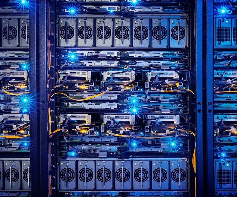 Δείτε το απίστευτο εσωτερικό ενός από τα μεγαλύτερα κέντρα δεδομένων του Facebook