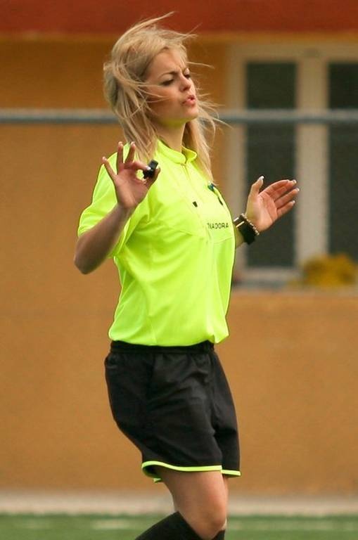 Η πιο σέξι διαιτητής της χώρας που βάζει «φωτιά» στα γήπεδα – Αντέχετε να τη δείτε; (pic)