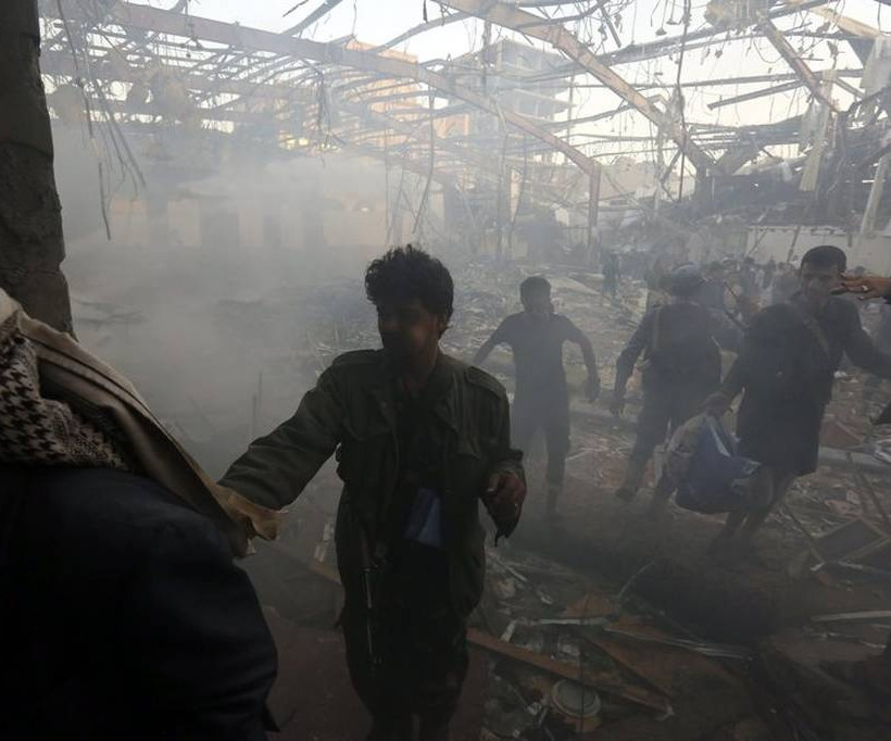 Μακελειό στην Υεμένη: Βομβάρδισαν πλήθος σε κηδεία – Ξεπερνούν του 140 οι νεκροί 