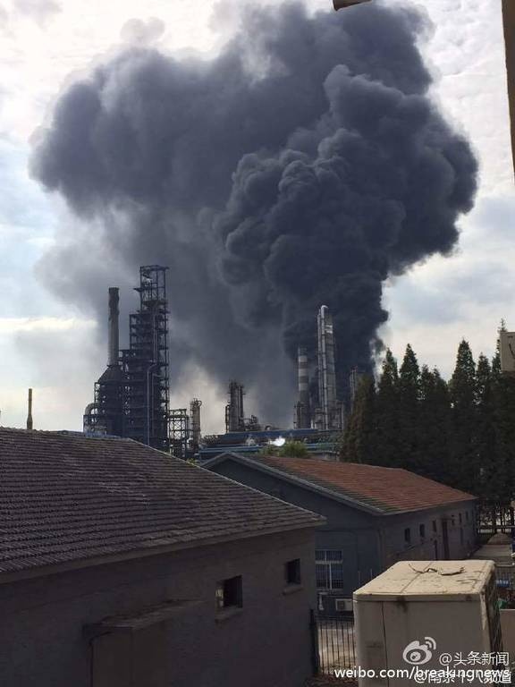 Ισχυρή έκρηξη σε διυλιστήριο πετρελαίου (Pics)