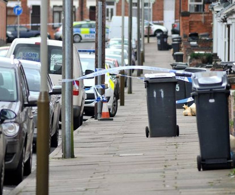 Κάρφωσε το μαχαίρι στην καρδιά του φίλου της και τον άφησε να αιμορραγεί για 45 λεπτά