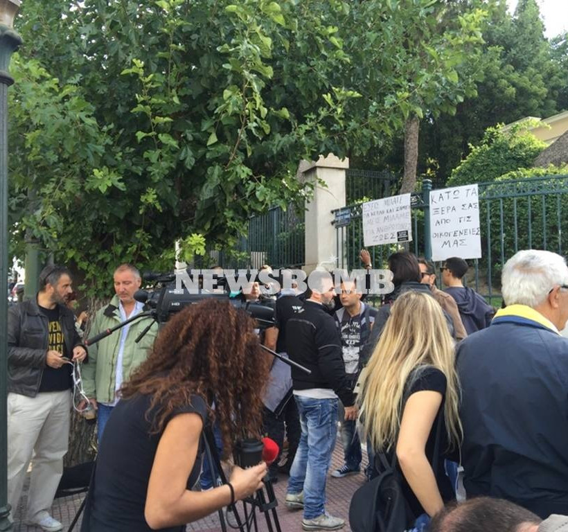 Έξω από τη Βουλή εργαζόμενοι σε τηλεοπτικούς σταθμούς (pics)