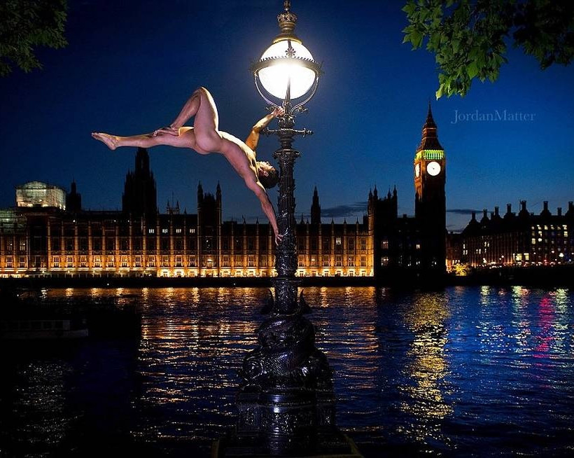 Ολόγυμνοι χορευτές ποζάρουν νύχτα σε ολόκληρο τον πλανήτη και αναστατώνουν (video+photos)