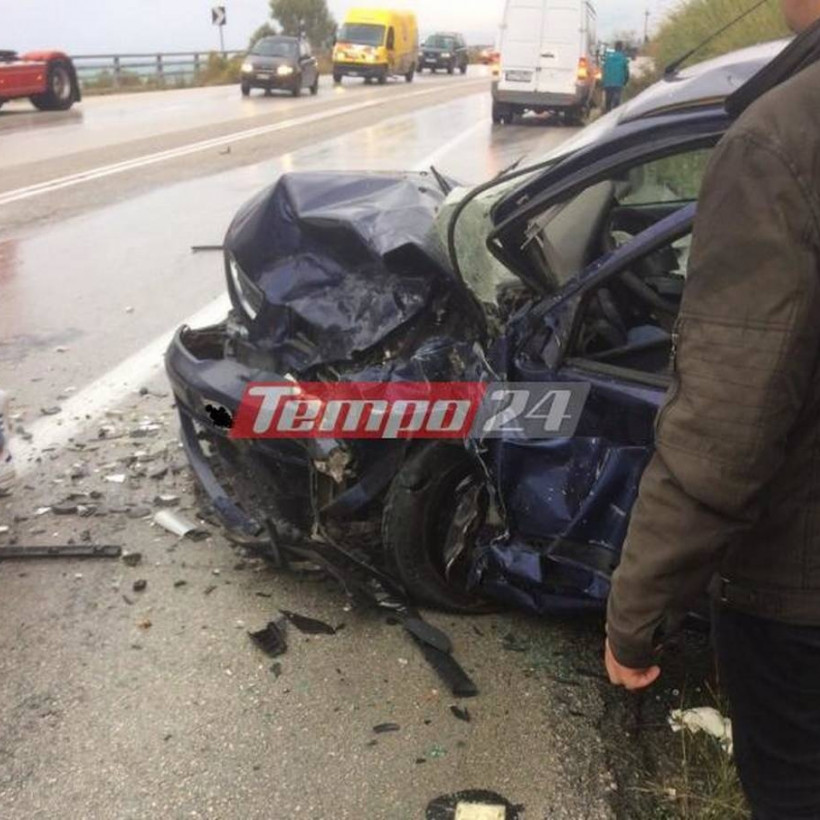 ΤΩΡΑ: Σφοδρή σύγκρουση οχημάτων με εγκλωβισμένους στην εθνική οδό Πατρών - Πύργου (pics)