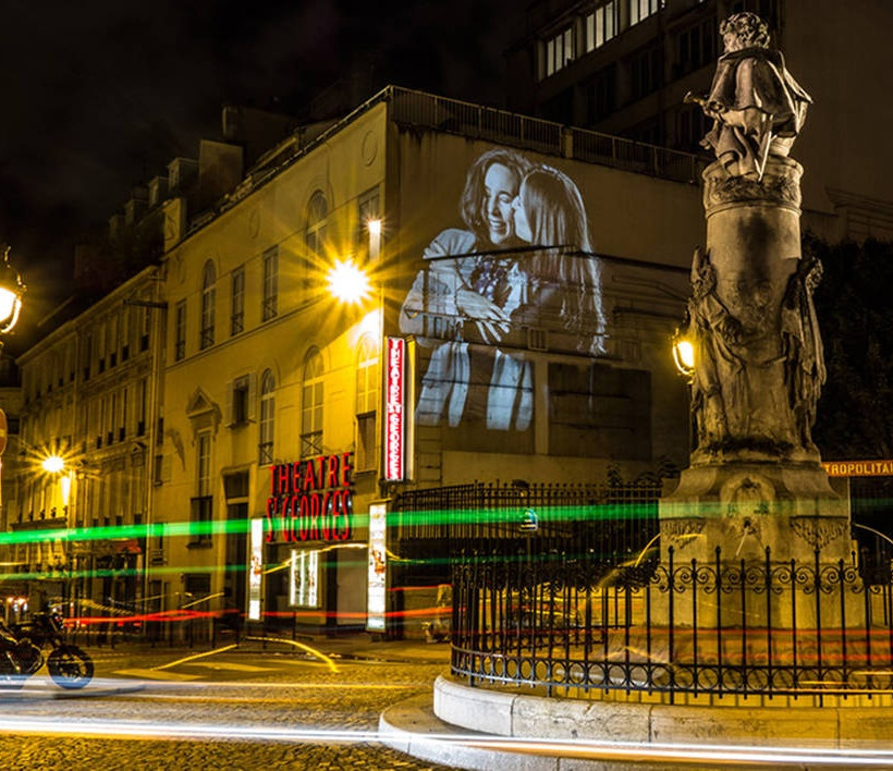 Ένα φιλί σε... τοίχους του Παρισιού (video+photos)