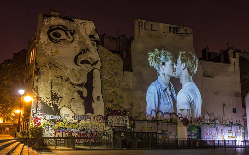 Ένα φιλί σε... τοίχους του Παρισιού (video+photos)