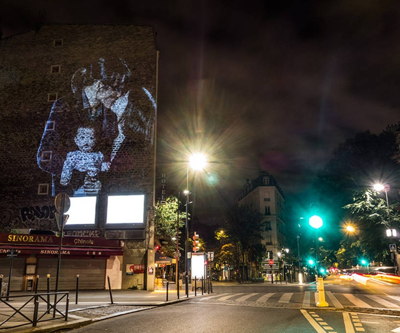 Ένα φιλί σε... τοίχους του Παρισιού (video+photos)