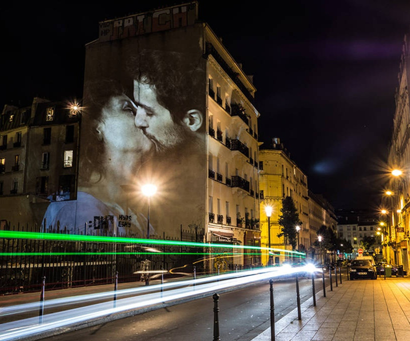 Ένα φιλί σε... τοίχους του Παρισιού (video+photos)