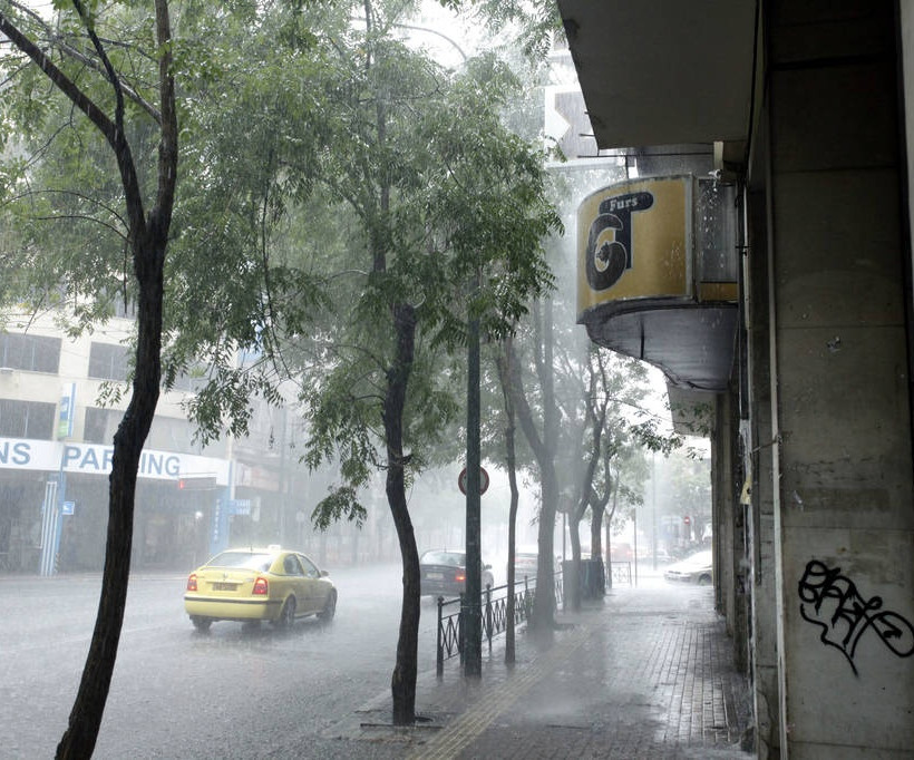 Δυνατή νεροποντή έπληξε την Αθηνα