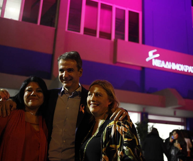 Γιατί το κτήριο της ΝΔ βάφτηκε ροζ; (pics)