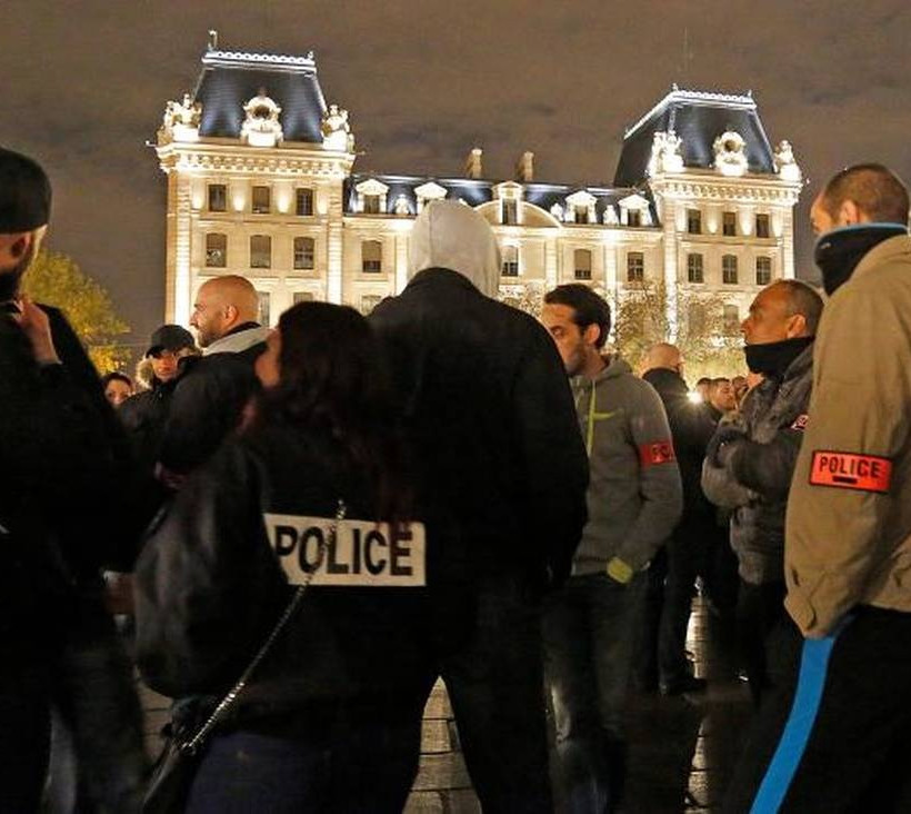 Γαλλία: Για πέμπτη νύχτα στους δρόμους οι αστυνομικοί (pics)