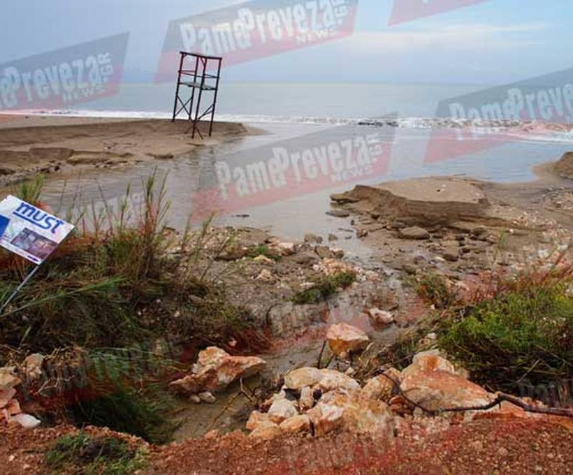 Κακοκαιρία - Πρέβεζα: «Ποτάμια» οι δρόμοι, πλημμύρισαν σπίτια και ξενοδοχεία (pic)