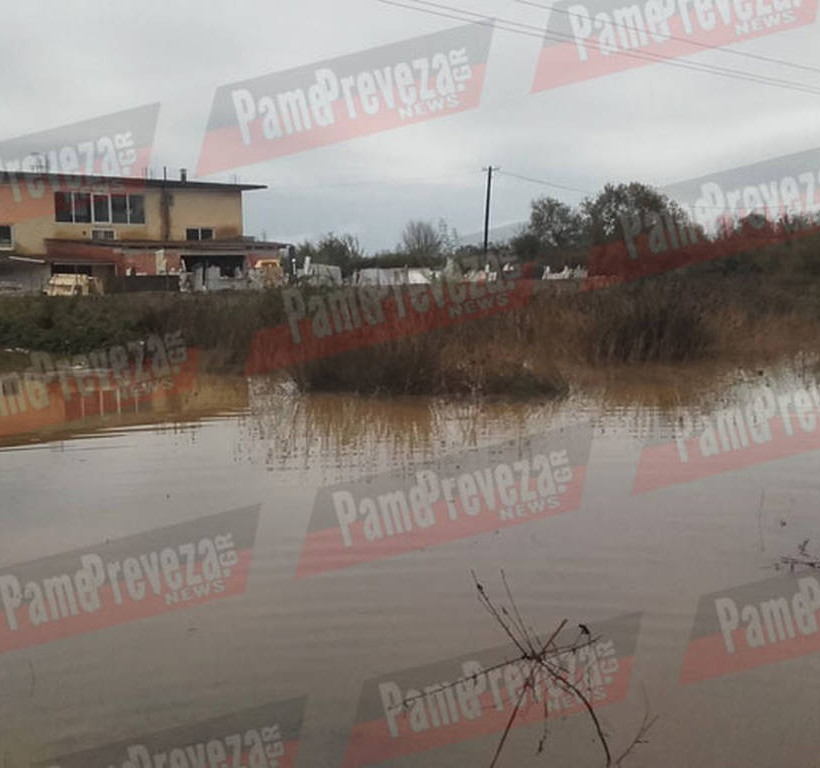 Κακοκαιρία - Πρέβεζα: «Ποτάμια» οι δρόμοι, πλημμύρισαν σπίτια και ξενοδοχεία (pic)