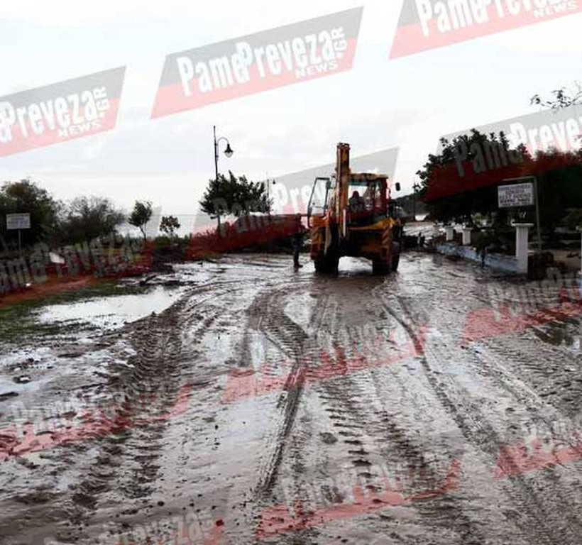 Κακοκαιρία - Πρέβεζα: «Ποτάμια» οι δρόμοι, πλημμύρισαν σπίτια και ξενοδοχεία (pic)