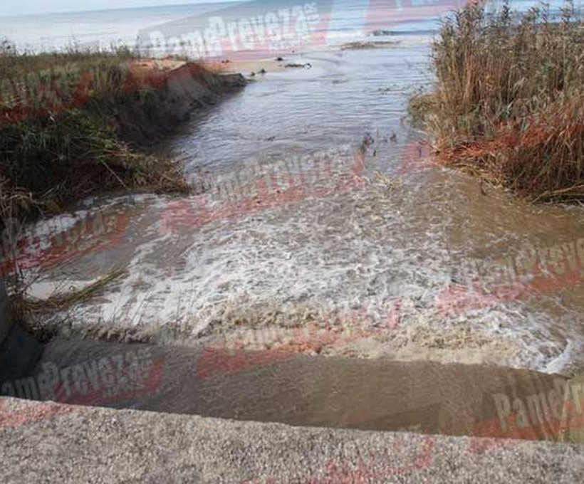 Κακοκαιρία - Πρέβεζα: «Ποτάμια» οι δρόμοι, πλημμύρισαν σπίτια και ξενοδοχεία (pic)