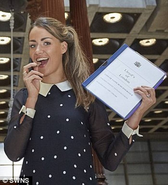 Το καλύτερο επάγγελμα του κόσμου; Γνωρίστε τη γυναίκα με τη «χρυσή» γλώσσα που δοκιμάζει… (video)