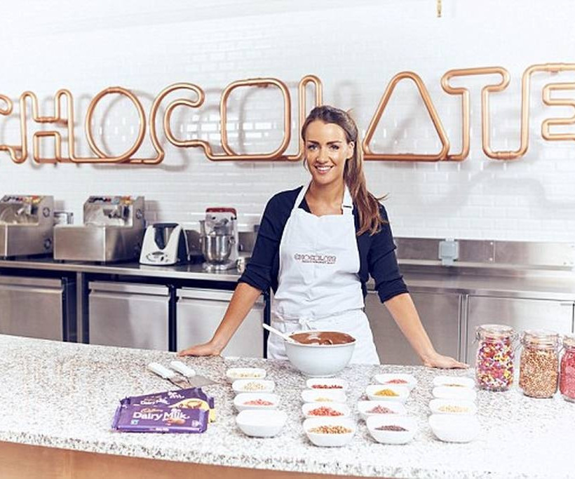 Το καλύτερο επάγγελμα του κόσμου; Γνωρίστε τη γυναίκα με τη «χρυσή» γλώσσα που δοκιμάζει… (video)