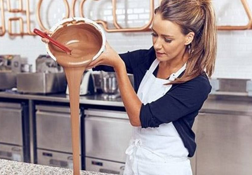 Το καλύτερο επάγγελμα του κόσμου; Γνωρίστε τη γυναίκα με τη «χρυσή» γλώσσα που δοκιμάζει… (video)